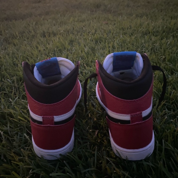 Boys size 7 Nike Air Jordan 1 High OG shoes Spider-Man - Picture 4 of 6